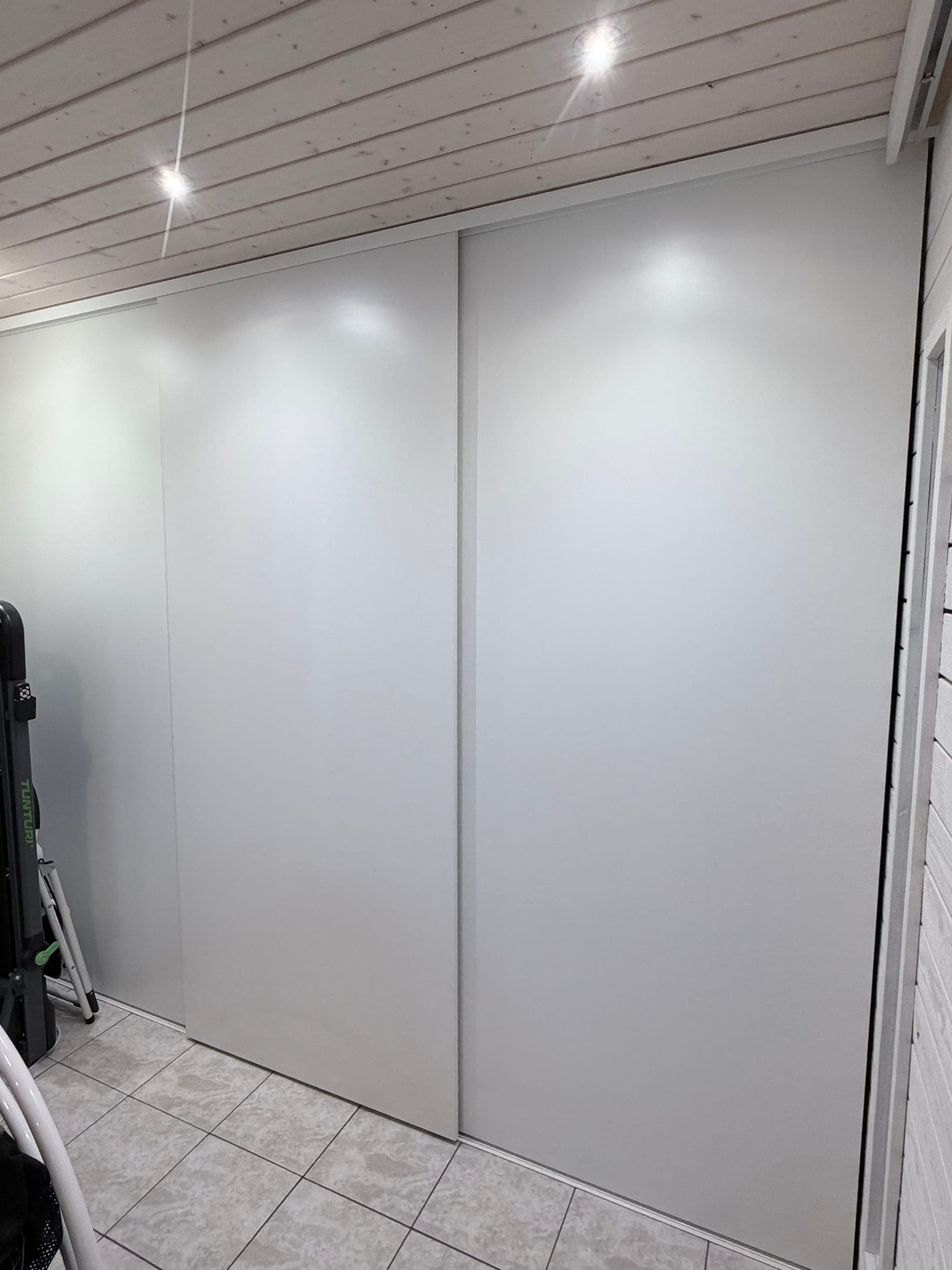 Varaston ja eteisen säilytys: Pamel 401, 18 mm melamiini, kehyksetön